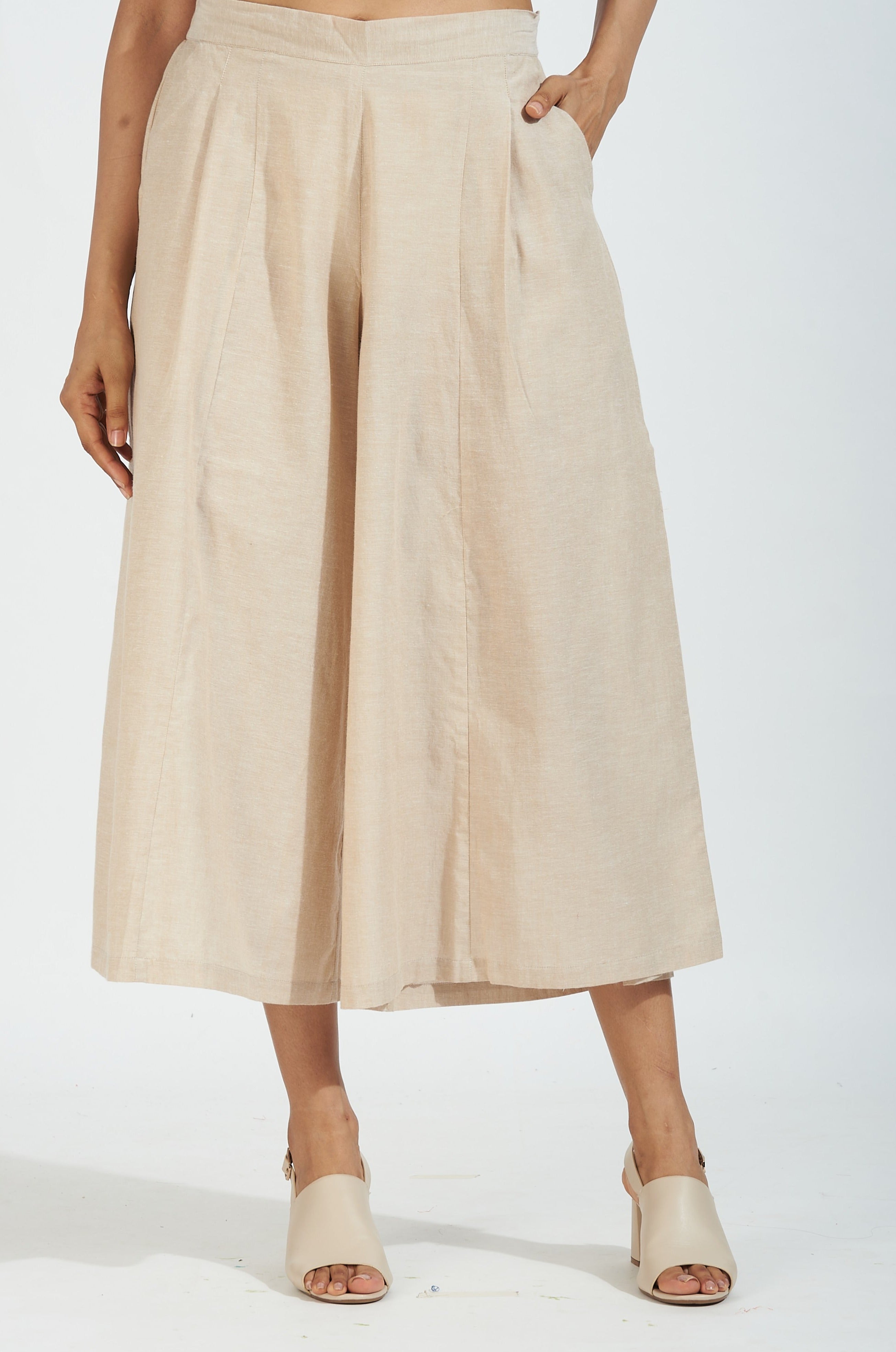 Zara - Pleated culotte pants on Designer Wardrobe